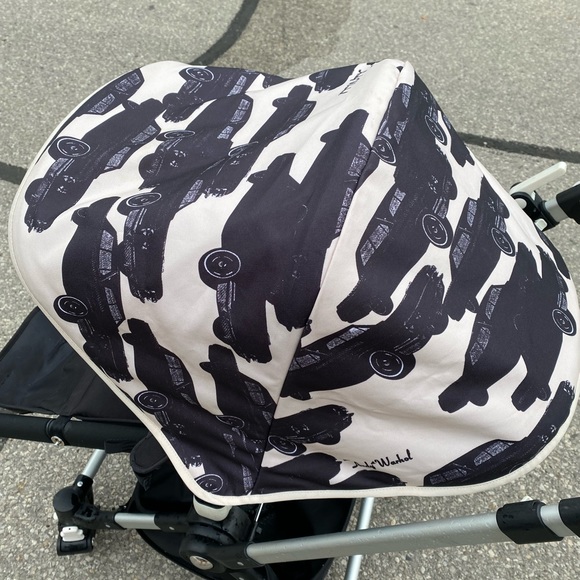 Limited edition Andy Warhol canopy (cars)
Black seat
Includes bugaboo foot muff - Picture 5 of 5